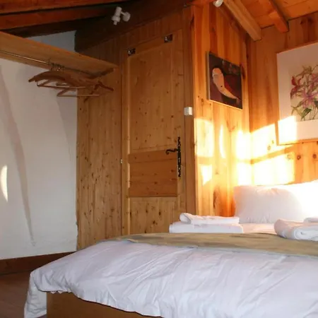 ベッド・アンド・ブレックファスト Chalet In メジェーヴ